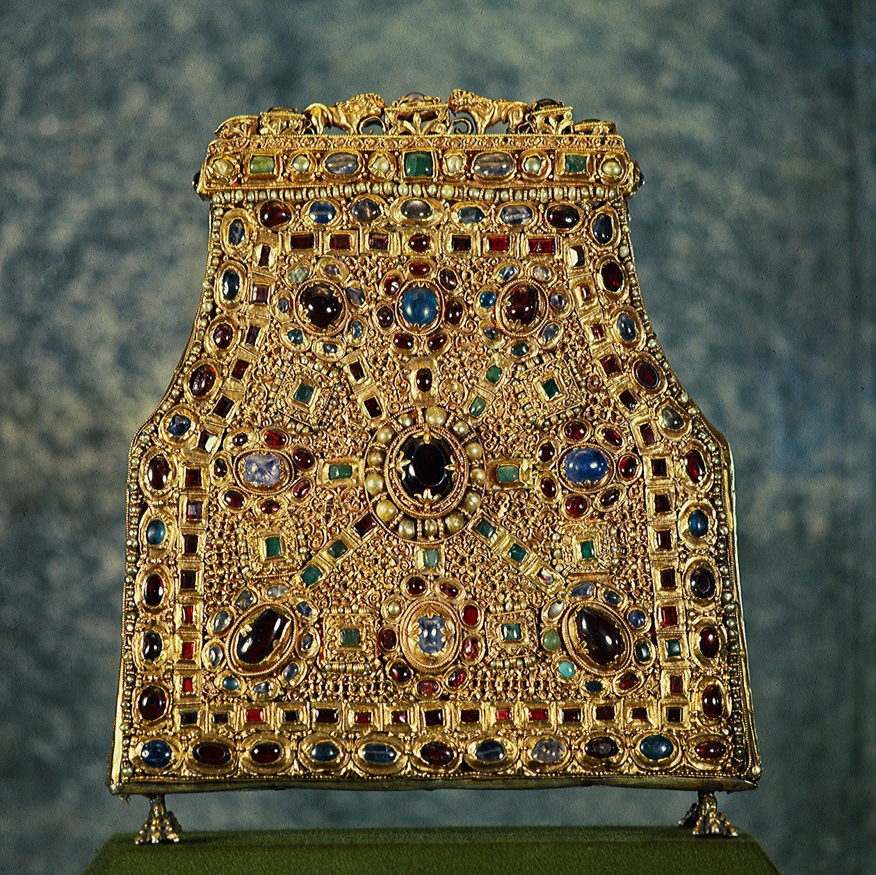 Pyhän Johanneksen hampaiden pyhäinjäännös, jonka Lombardian kuningatar Theodelinde de Baviere (Teodolinda, Lombardian kuningatar kuoli vuonna 627) lahjoitti Monzan katedraalille. 9-luvun esine. Karolingien taidetta. Monza, Museo e Tesoro del Duomo (Musee e tekijältä School Carolingian