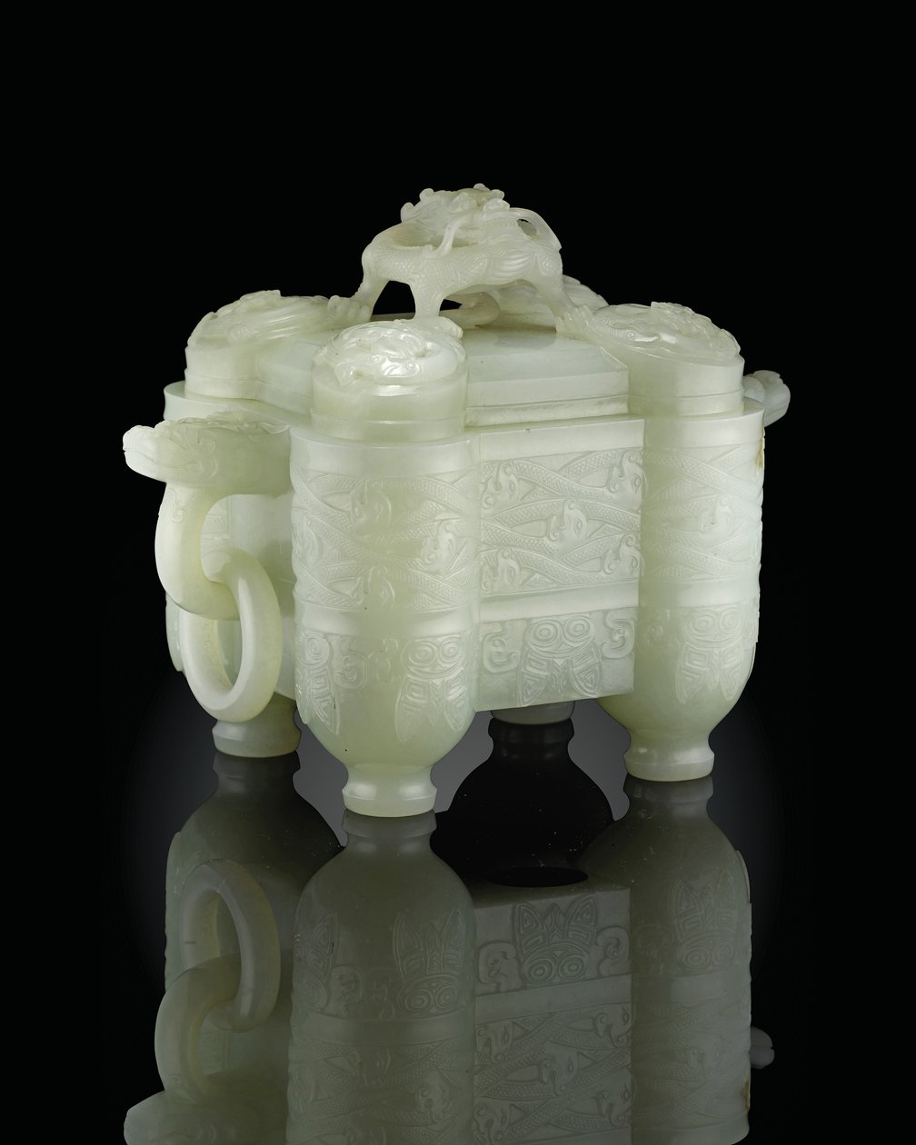 Arkaistinen astia ja kansi, Tulu, Qianlong-kausi (1736-95) (vaalea seladonjade) (katso myös 619015) tekijältä School Chinese