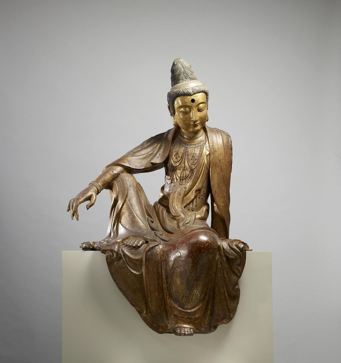 Bodhisattva Guanyin, Ming-dynastia, 1300-1400-luvun loppu (kuivalakka, kulta ja maali) tekijältä School Chinese
