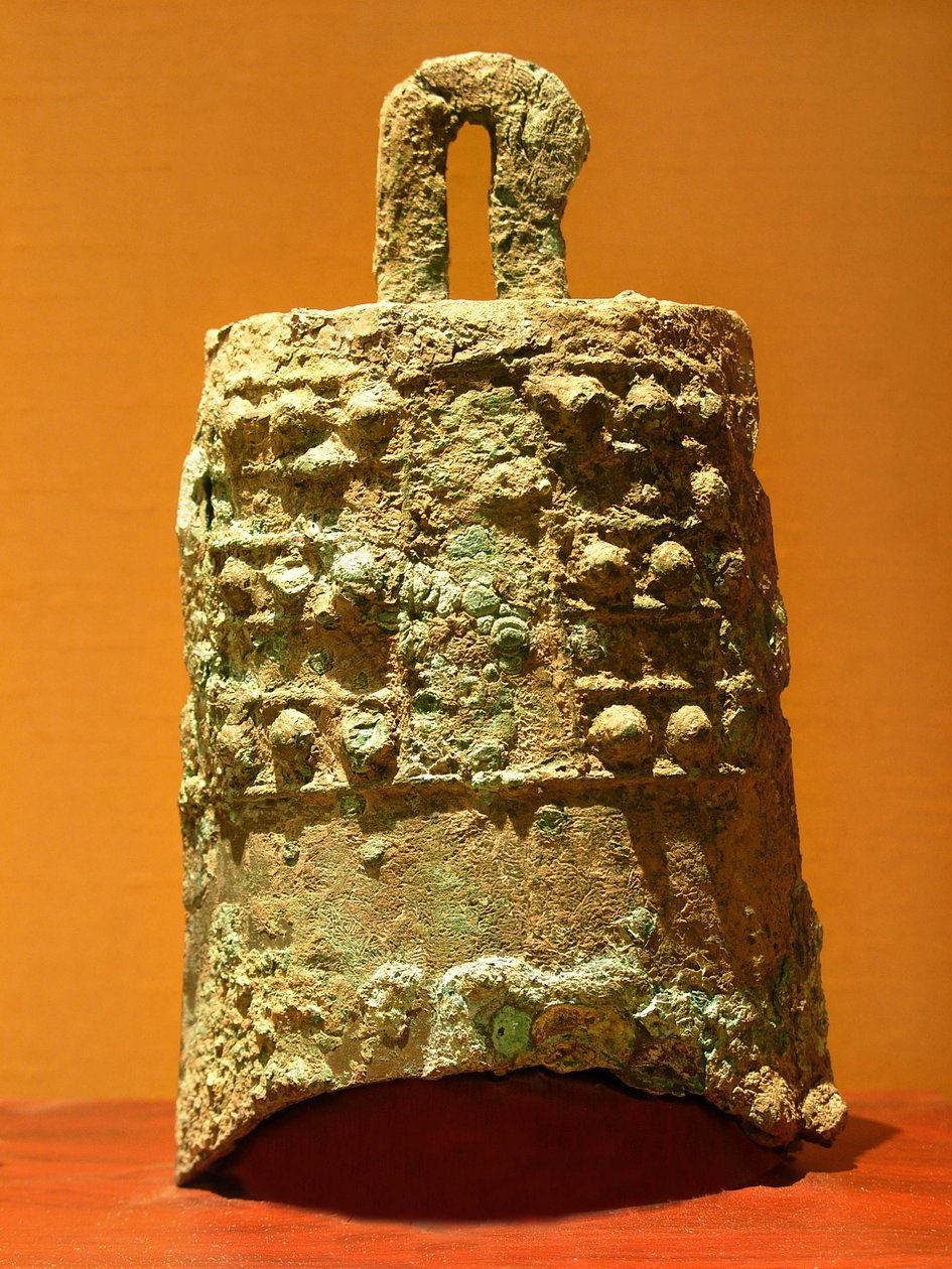 Pronssikello (770-476 eKr.), löydetty Xiangmenista. Valokuvaus, Leonard de Selva, Suzhou Museum, Kiina, 2006. tekijältä School Chinese