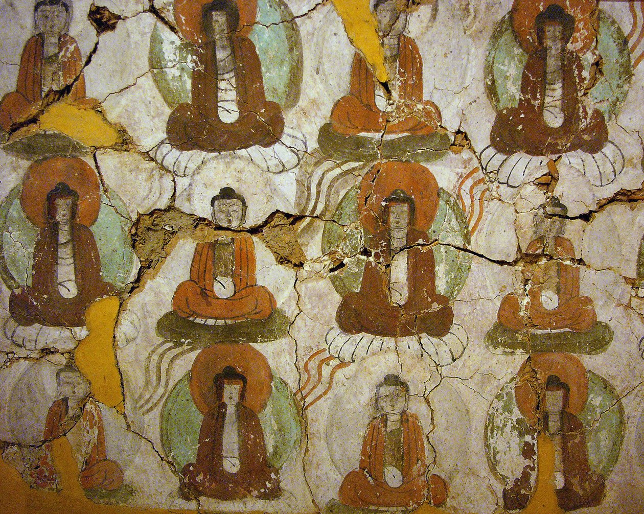 Buddhat maalasivat 800-luvulta Xinjiangin autonomisen alueen Kumturassa sijaitsevan "Tuhansien buddhan luolien" seinämaalauksen fragmentille. Valokuvaus, Soulin kansallismuseo, Korean tasavalta, 2006. tekijältä School Chinese