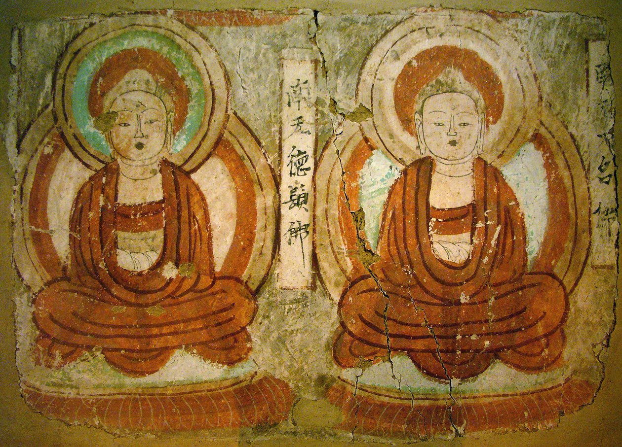 Buddhat maalasivat 800-luvulta Gaochangin osavaltion aikakauteen seinämaalauksen fragmentille, joka on peräisin "Tuhansien buddhan luolista" Bezeklikissä, Xinjiangin autonomisella alueella. Valokuvaus, Soulin kansallismuseo, Korean tasavalta, 2006. tekijältä School Chinese