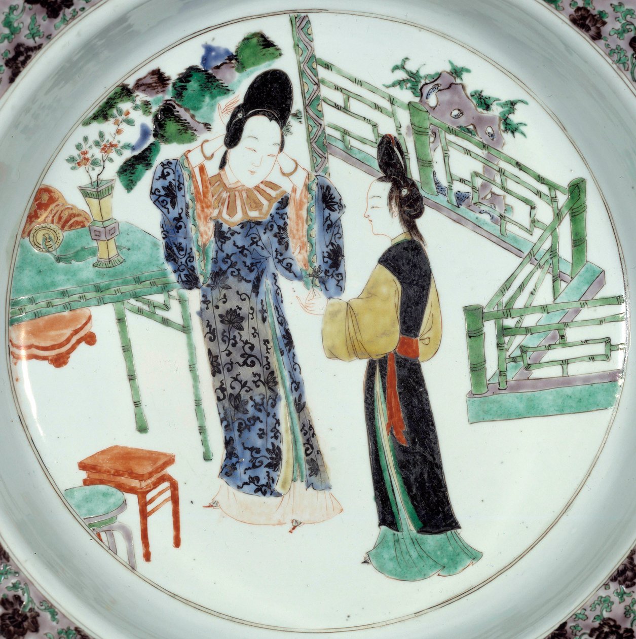 Kiinalainen taide: "" Kaksi tyylikkäästi muotoiltua naista"" Keraaminen lautanen 1700-luvulta. Pariisi, Guimetin museo, Aasian taiteen kansallinen museo tekijältä School Chinese