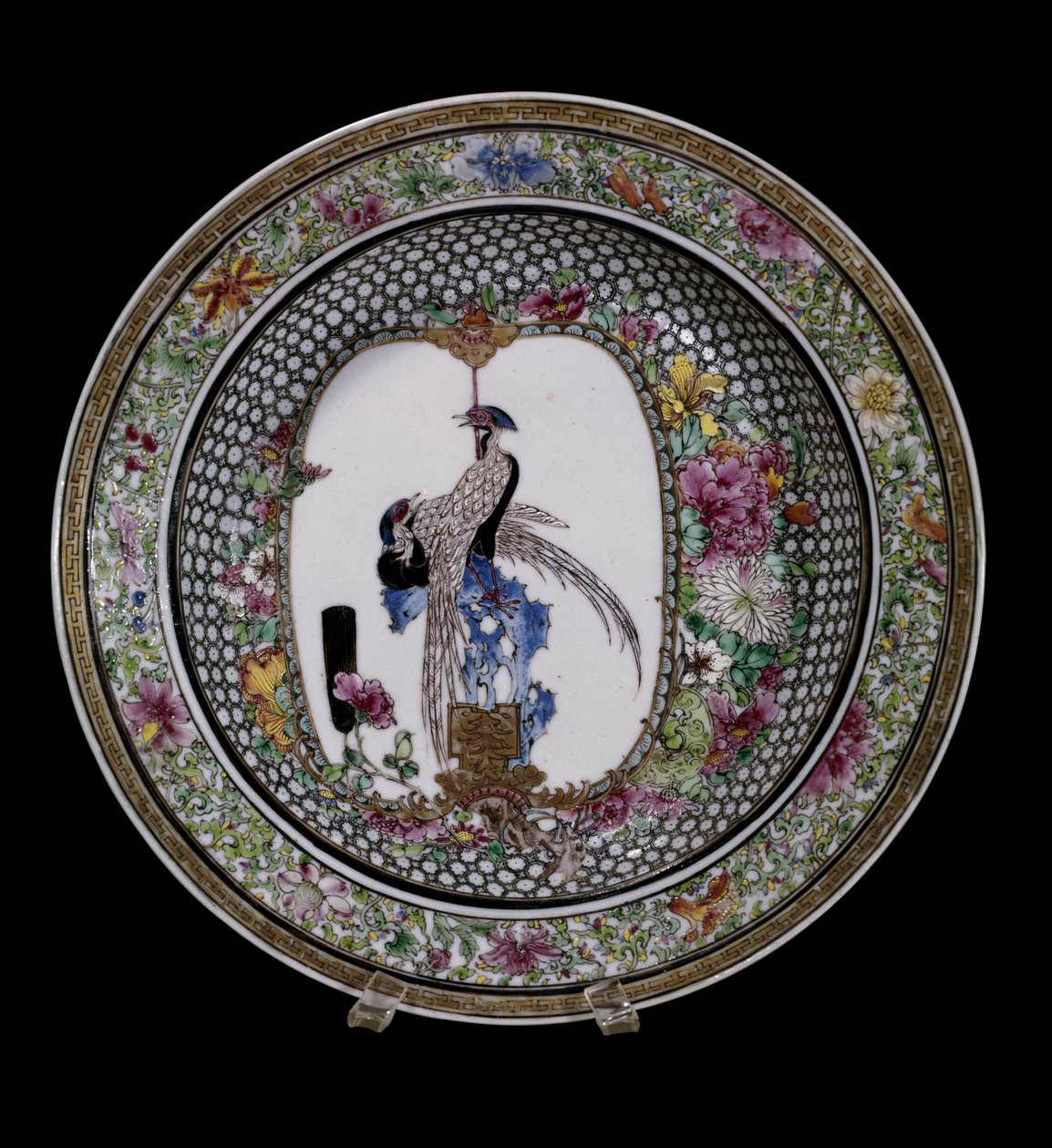 Kiinalainen taide: vaaleanpunaisen perheen keraaminen lautanen, joka on koristeltu linnuilla ja kukilla. Qianlong Reg (1736-1795). Pariisi, Musee Guimet, Musee national des Arts Asians. tekijältä School Chinese