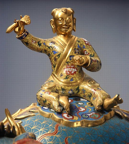 Yksityiskohta ratsastajasta Qilin-parista, Qianlong-kaudelta (1736-95) (cloisonne ja champleve-emali kullatulla metallilla) (katso myös 272142) tekijältä School Chinese