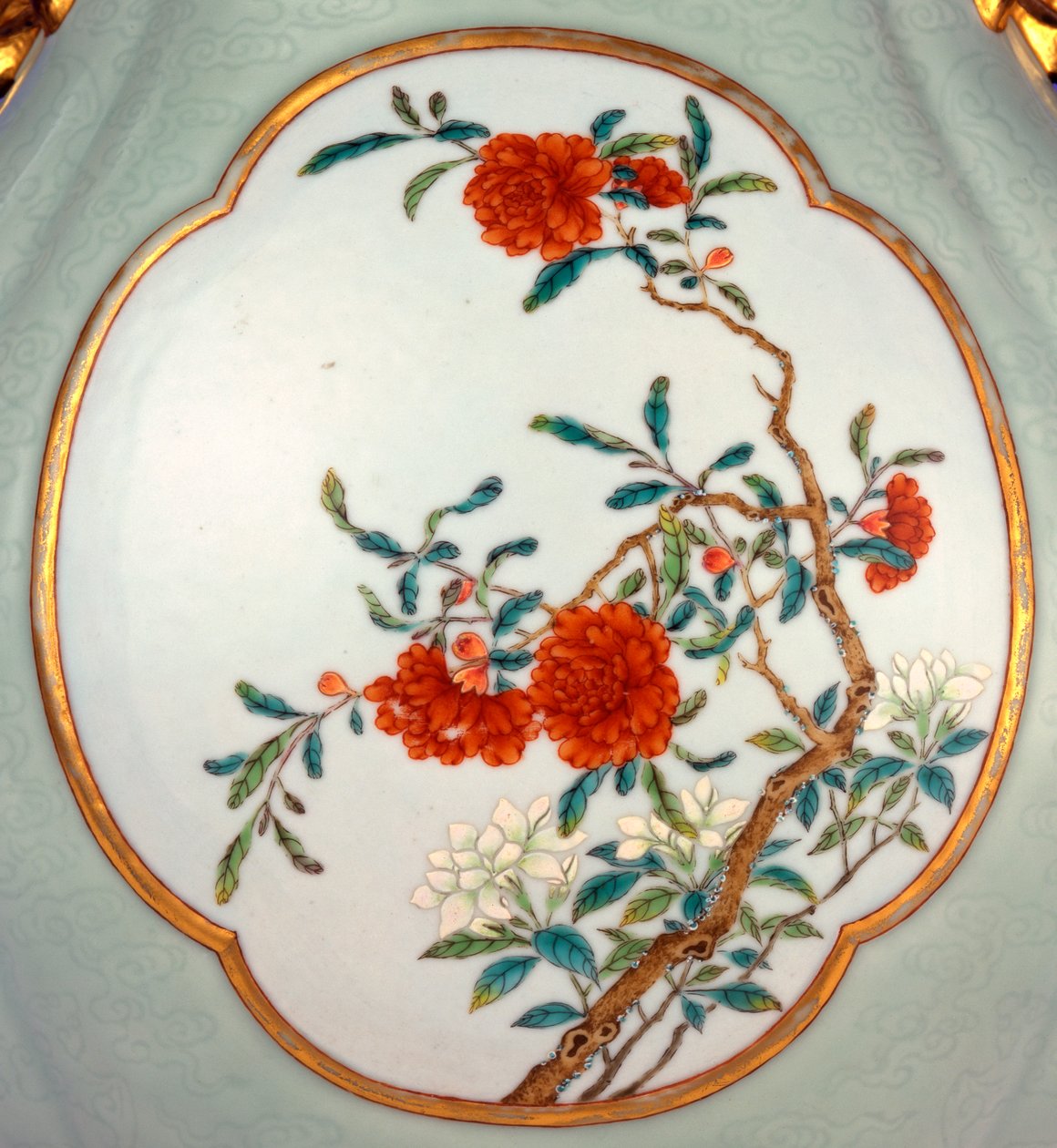 Yksityiskohta hienosta ja erittäin harvinaisesta famillen ruusun seladonilla jauhetusta maljakosta, jossa kullattu ääriviivat Prunus and Roses -emali tekijältä School Chinese