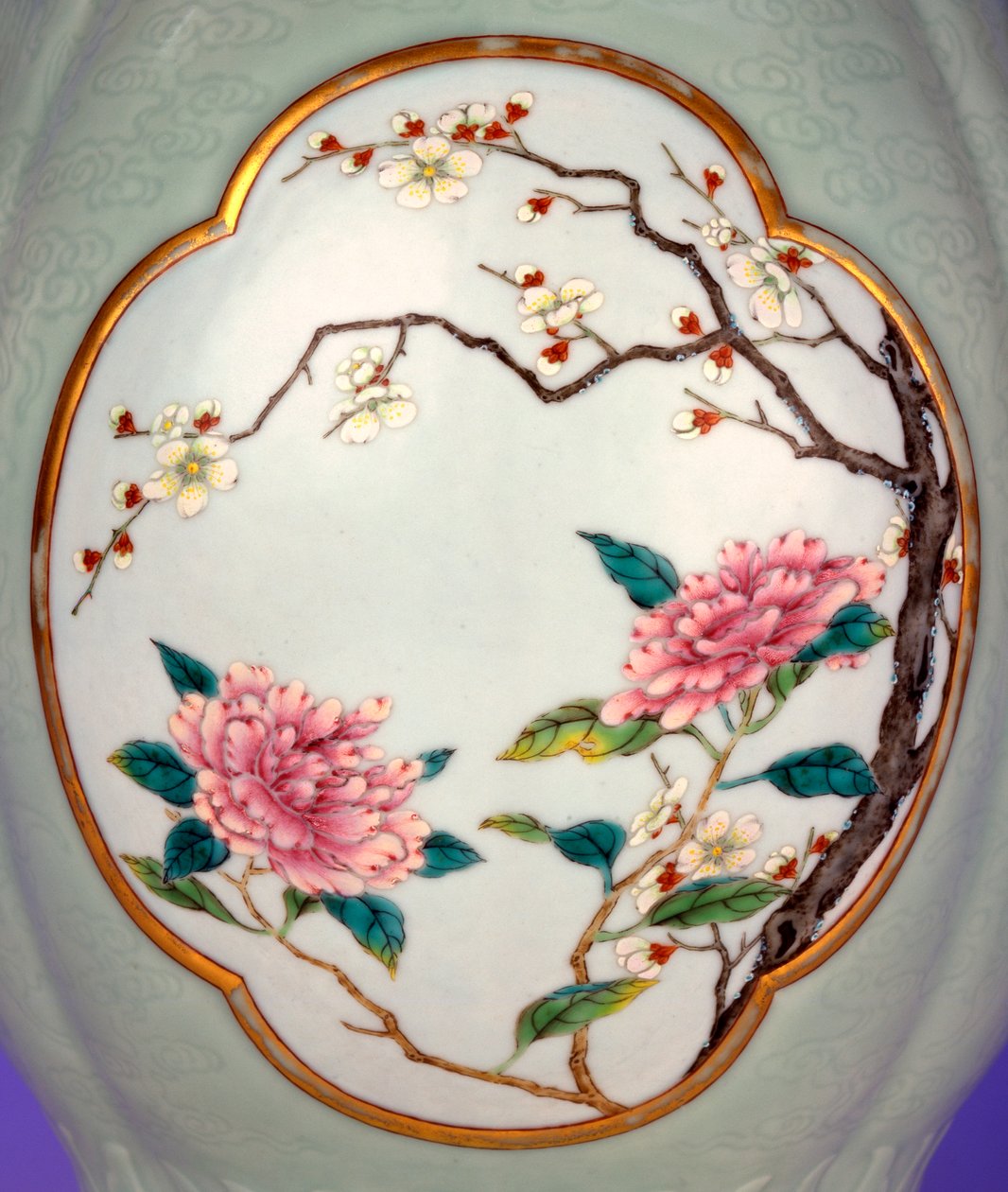 Yksityiskohta hienosta ja erittäin harvinaisesta famillen ruusun seladonilla jauhetusta maljakosta, jossa kullattu ääriviivat Prunus and Roses -emali tekijältä School Chinese