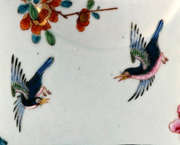 Yksityiskohta kahdesta linnusta lennossa Rose Famillen peittämästä kulhosta, Qianlongin aikakausi (1736-95) n. 1745 (posliini) tekijältä School Chinese
