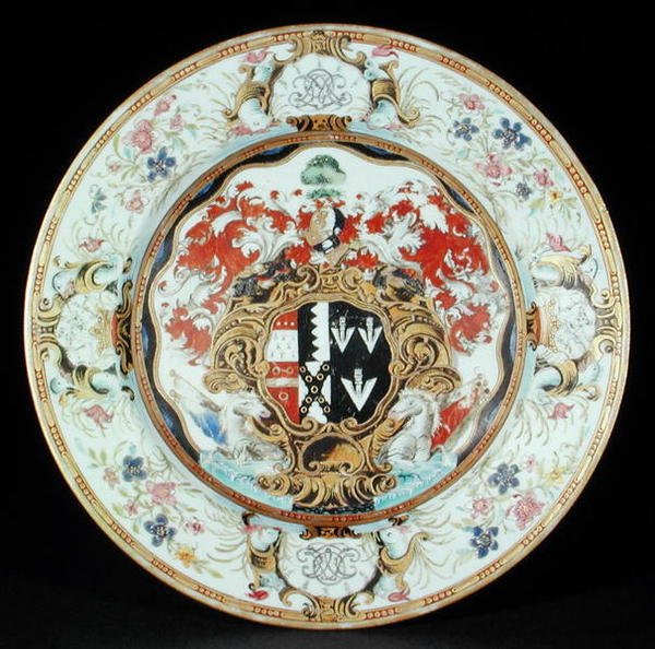 Ruokalautanen, joka on maalattu famille rose emaleilla rokokootyyliin Leake Okeover Esq.:n käsivarsilla, Kangxi-kauden (1662-1722) (posliini) tekijältä School Chinese