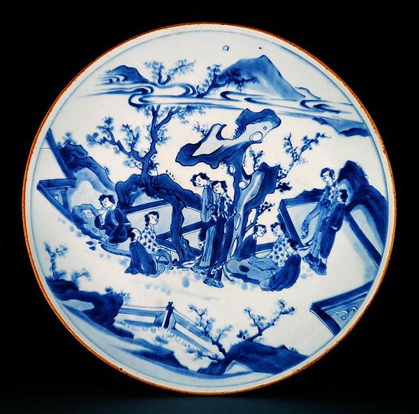 Aluslasituksen siniseksi maalattu astia, jossa on naisten hahmoja, siirtymäkausi, n. 1640 (posliini) tekijältä School Chinese