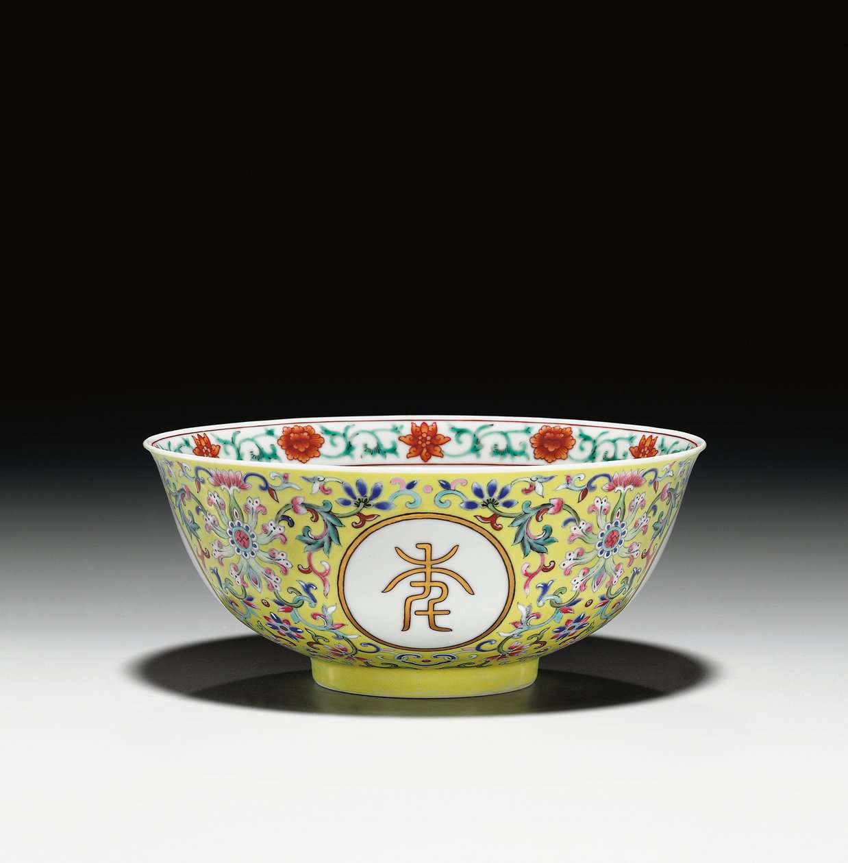 Famille ruusun keltainen "syntymäpäivä" kulho, Jiaqing-kausi (1796-1820) (keraaminen) (katso myös 465374) tekijältä School Chinese