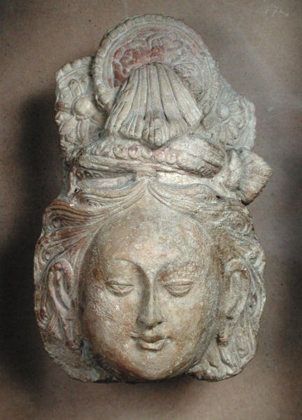 Bodhisattvan pää, jolla on hienostunut hiustyyli, Tumshuqista (Xinjiang) 6.-7. vuosisadalta (terrakotta) tekijältä School Chinese