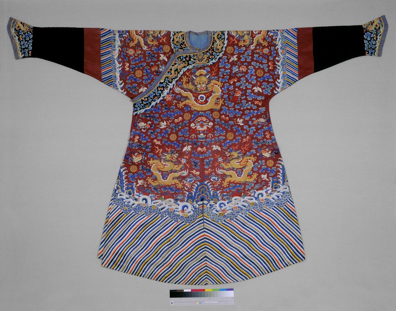 Keisarillinen viitta, 1800-luvun loppu (silkki brodeerattu (satiiniommel, tunkeutuva satiiniommel, halkoommel, suora ommel, kiinalainen solmu, sohva, ääriviivat, sovitettu työ, napinläpi)) tekijältä School Chinese