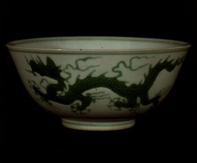 Ming-vihreä lohikäärmekulho, Hong-hsi-kausi, n. 1425-35 (posliini) tekijältä School Chinese