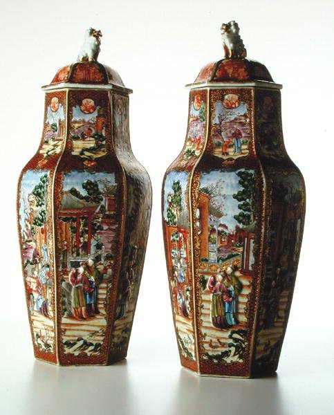 Pari kiinalaista kuusikulmaista maljakkoa kansineen, Qianlong-kausi (1736-95) (posliini) tekijältä School Chinese