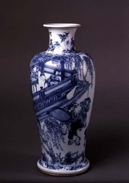 Vase na naglalarawan ng isang babae sa balkonahe, Chinese, c.1690-1710 (earthenware na may asul na underglaze)finn tekijältä School Chinese