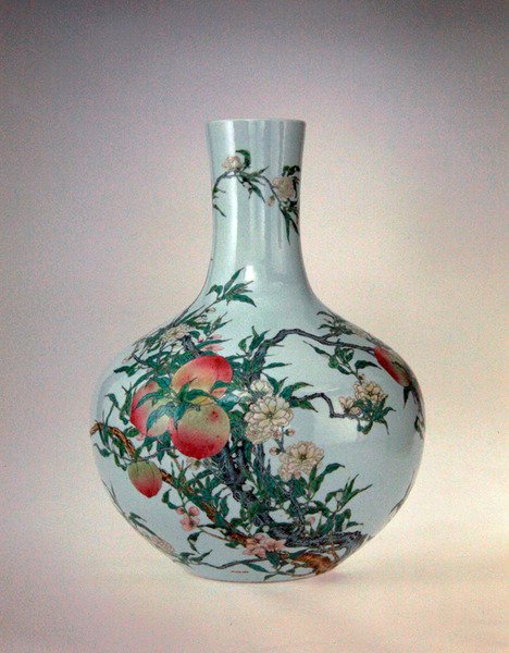 Maljakko persikoilla, Qianlong-kausi (1736-1795) (posliinia overglaze emaleilla) tekijältä School Chinese