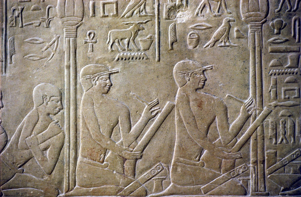 Muinainen Egypti, Reliefi/veistos, Merereukan hauta, Merereukan mastaba, 6. dynastia, Saqqara, Kylän vanhimmat joutuvat myöntämään virheelliset veroilmoituksensa virkailijoille (kuva) tekijältä School Egyptian