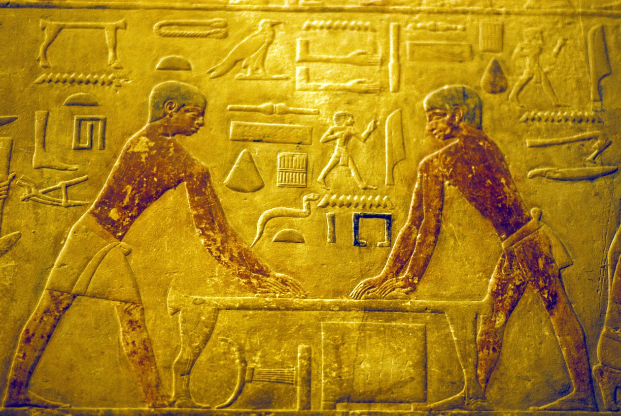 Muinainen Egypti, seinäkaiverrukset/maalaukset, Mastaba/Ti:n hauta, 5. dynastia, Saqqara, työmiehet kiillottavat puuta (kuva) tekijältä School Egyptian