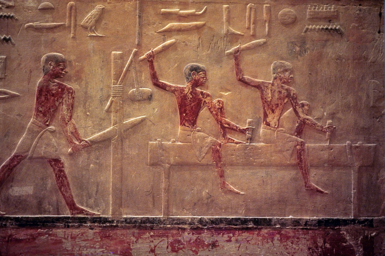 Muinainen Egypti, Seinien kaiverrus/maalaus, Mastaba/Ti-hauta, Saqqara, 5. dynastia, Puuseppien sahaus ja vasarointi, Muotoilupalkki (kuva) tekijältä School Egyptian