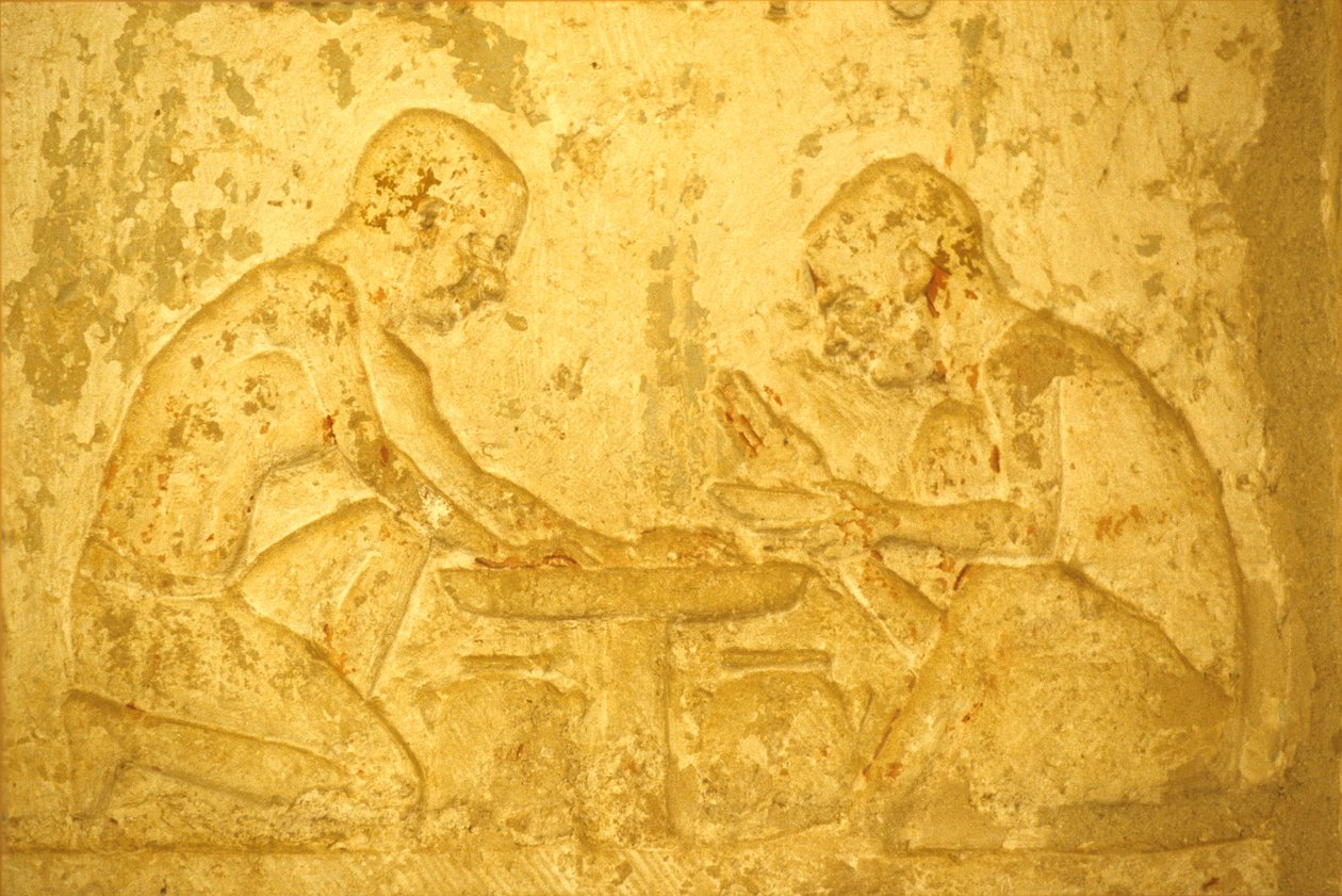 Muinainen Egypti, seinäkaiverrus/maalaus, Petosiriksen hauta, Tuna el Gebel, 300 eKr., Miehet valmistavat voidemaisia lääkkeitä (kuva) tekijältä School Egyptian