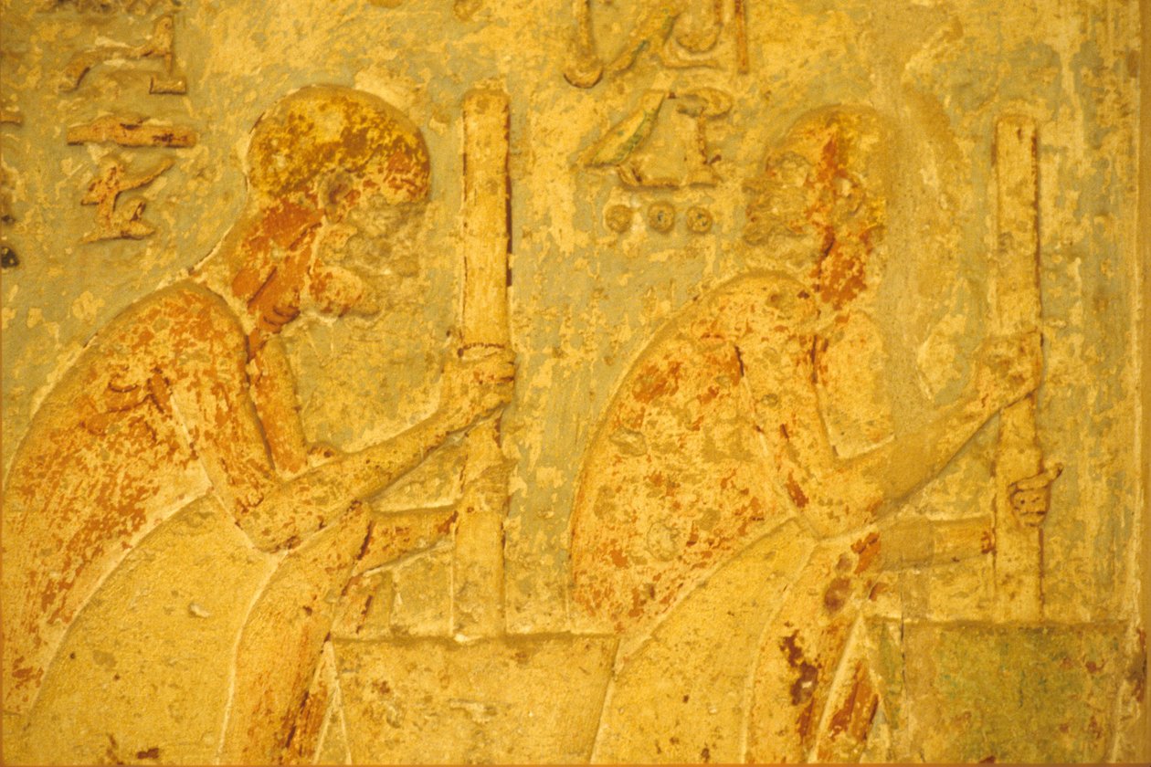 Muinainen Egypti, seinäkaiverrukset/maalaukset, Petosiriksen hauta, Tuna el Gebel, 300 eKr., Työntekijät käyttävät morttelia (kuva). tekijältä School Egyptian