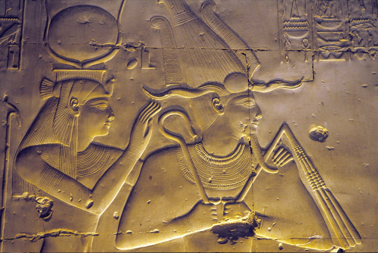 Muinainen Egypti, seinämaalaus/veistos, Jumalatar Isis syleilee istuvaa miestään Osirista, Seti I:n temppeli, Abydos tekijältä School Egyptian