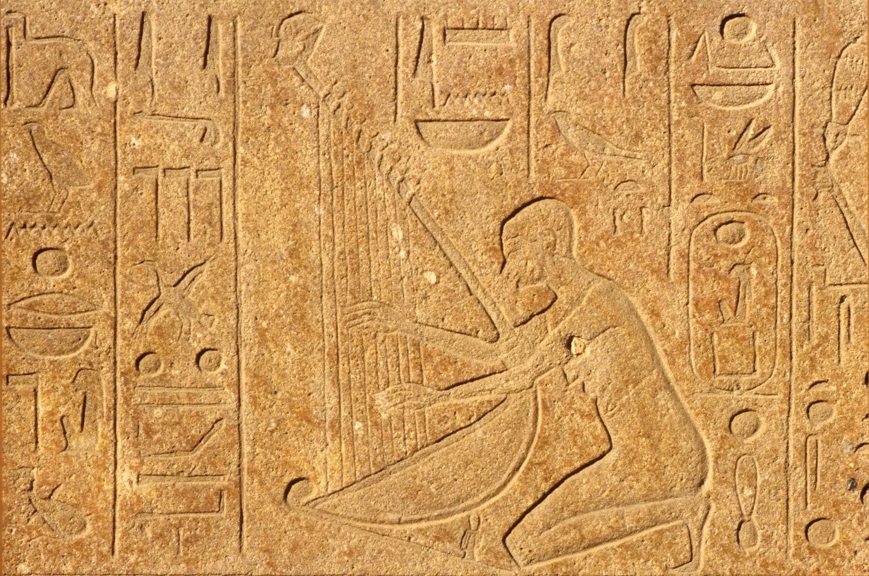 Muinainen Egypti, seinämaalaus/kaiverrus, Harpisti ja Hatsepsutin pää harpun yläosassa, Karnakin temppeli, Luxorissa tekijältä School Egyptian