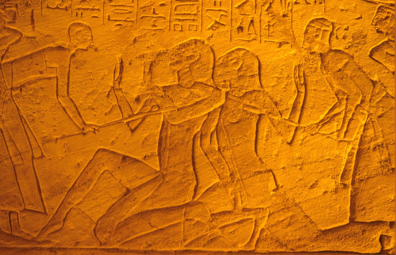Muinainen Egypti, seinämaalaus/kaiverrus, hettiläisiä vankeja hakataan kepeillä, Ramses II:n ja Nefertarin temppeli, Abu Simbe (kuva) tekijältä School Egyptian