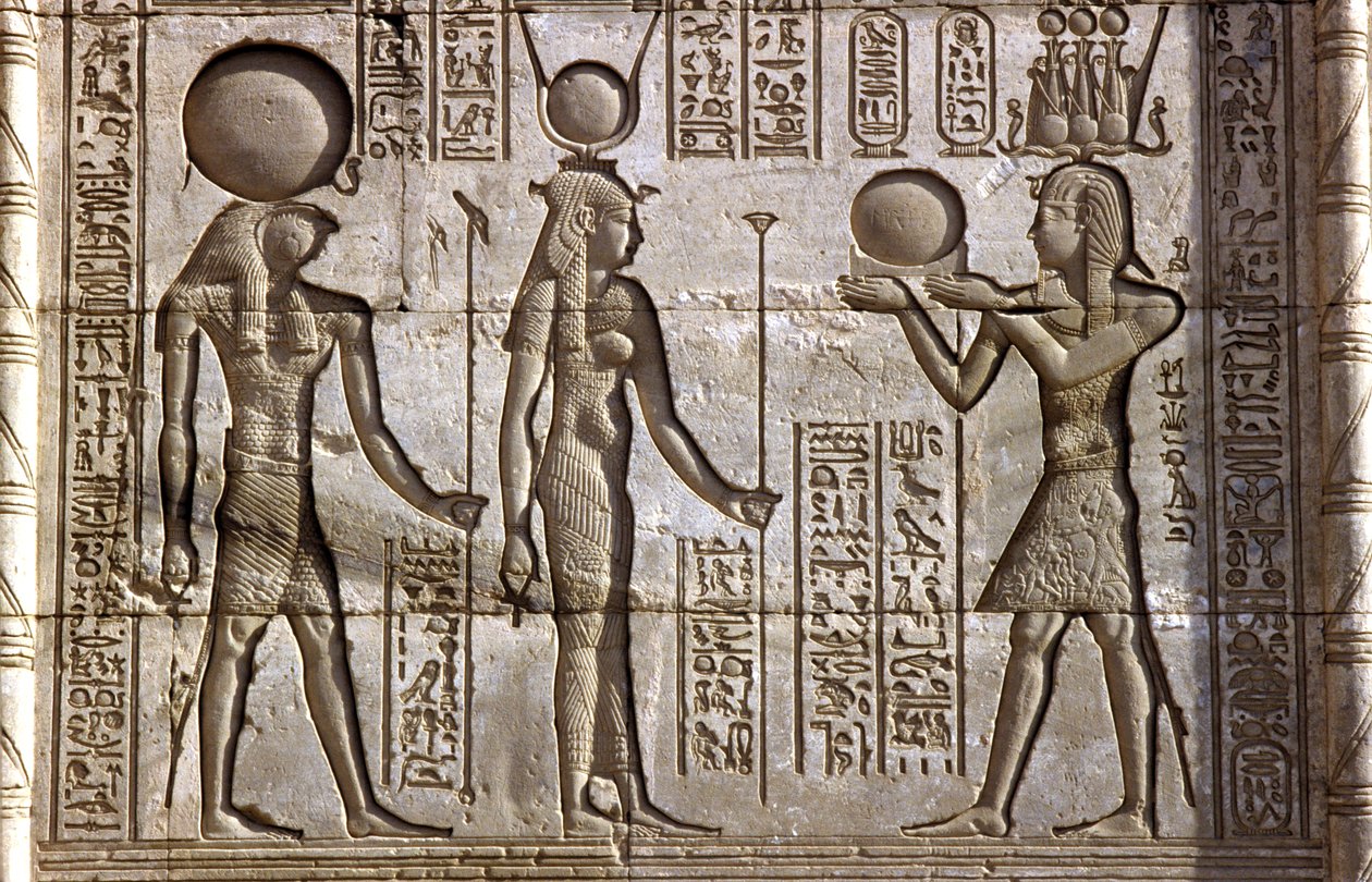 Muinainen Egypti, seinämaalaus/kaiverrus, Horus ja Isis saavat uhrin faraolta, Hathorin temppeli, Dendera (kuva) tekijältä School Egyptian