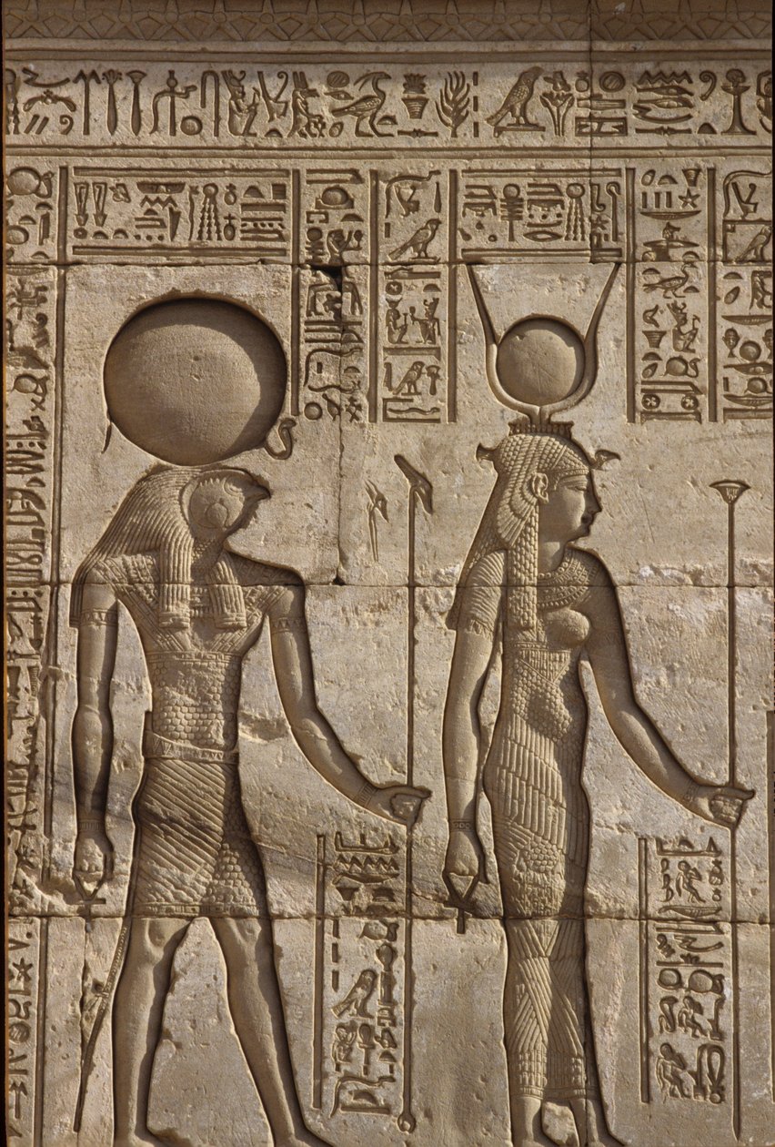 Muinainen Egypti, seinämaalaus/veistos, Horus ja Isis ottavat vastaan uhrilahjan faaraolta, Hathorin temppeli, Dendera (kuva) tekijältä School Egyptian