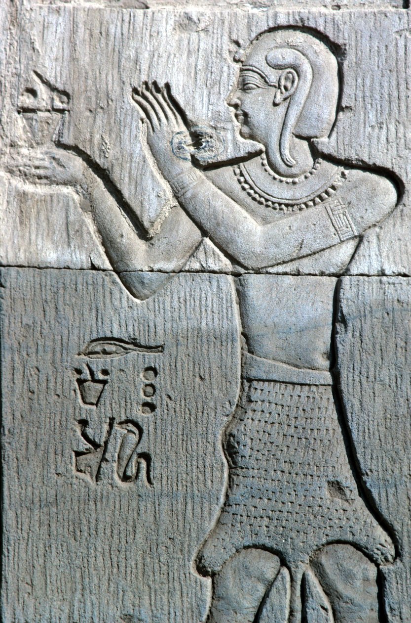 Muinainen Egypti, Seinämaalaus/kaiverrus, Leopardinahkaa käyttävä pappi, joka tarjoaa suitsukkeita, Sebekin ja Horus Kom Ombon temppeli (kuva) tekijältä School Egyptian