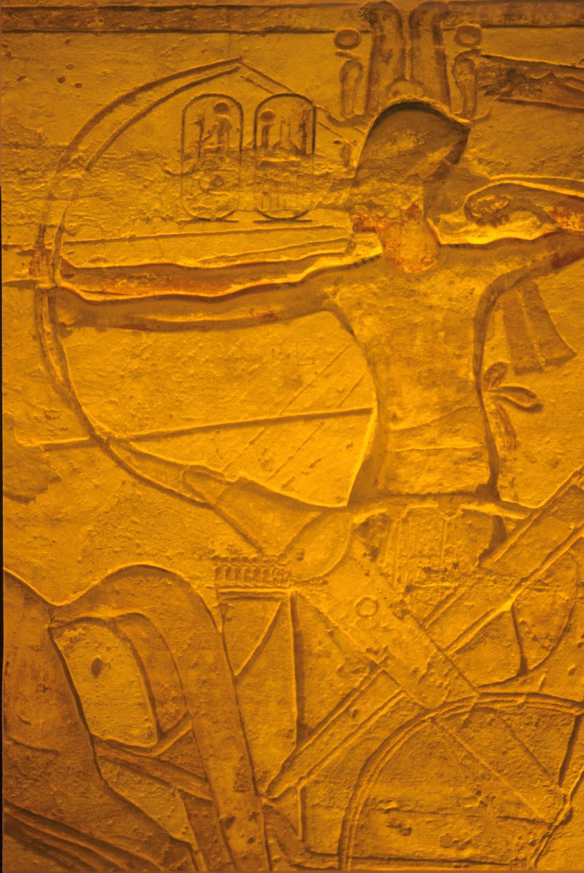Muinainen Egypti, seinämaalaus/veistos, Ramses II vaunuissaan Kadeshin taistelussa, Ramses II:n ja Nefertarin temppeli, Abu Simbelin kaupunki tekijältä School Egyptian