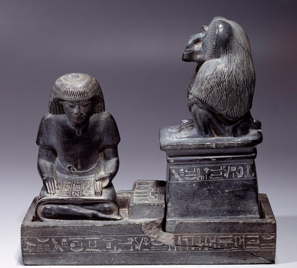 Egyptin antiquitis: kirjuri Nebmertouf ja apina Thot, pyhien kirjoitusten jumala ja kirjanoppineiden suojelija. Liuskeveistos. Regne of Amenophis III (1391-1353) tekijältä School Egyptian
