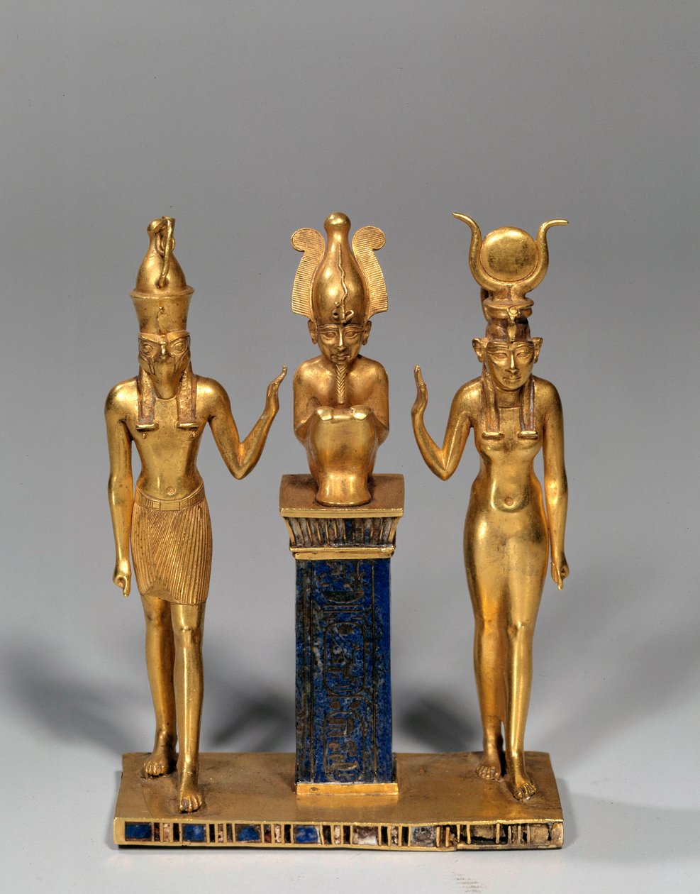 Egyptiläinen antiikki: Osirian kolmikko Osorkonin nimessä (Osiriksen ympärillä Isis ja Horus. Kultariipus ja lapis lazuli (lapis lazuli). 22. dynastia, matala aika. Pariisi, Louvre-museo tekijältä School Egyptian