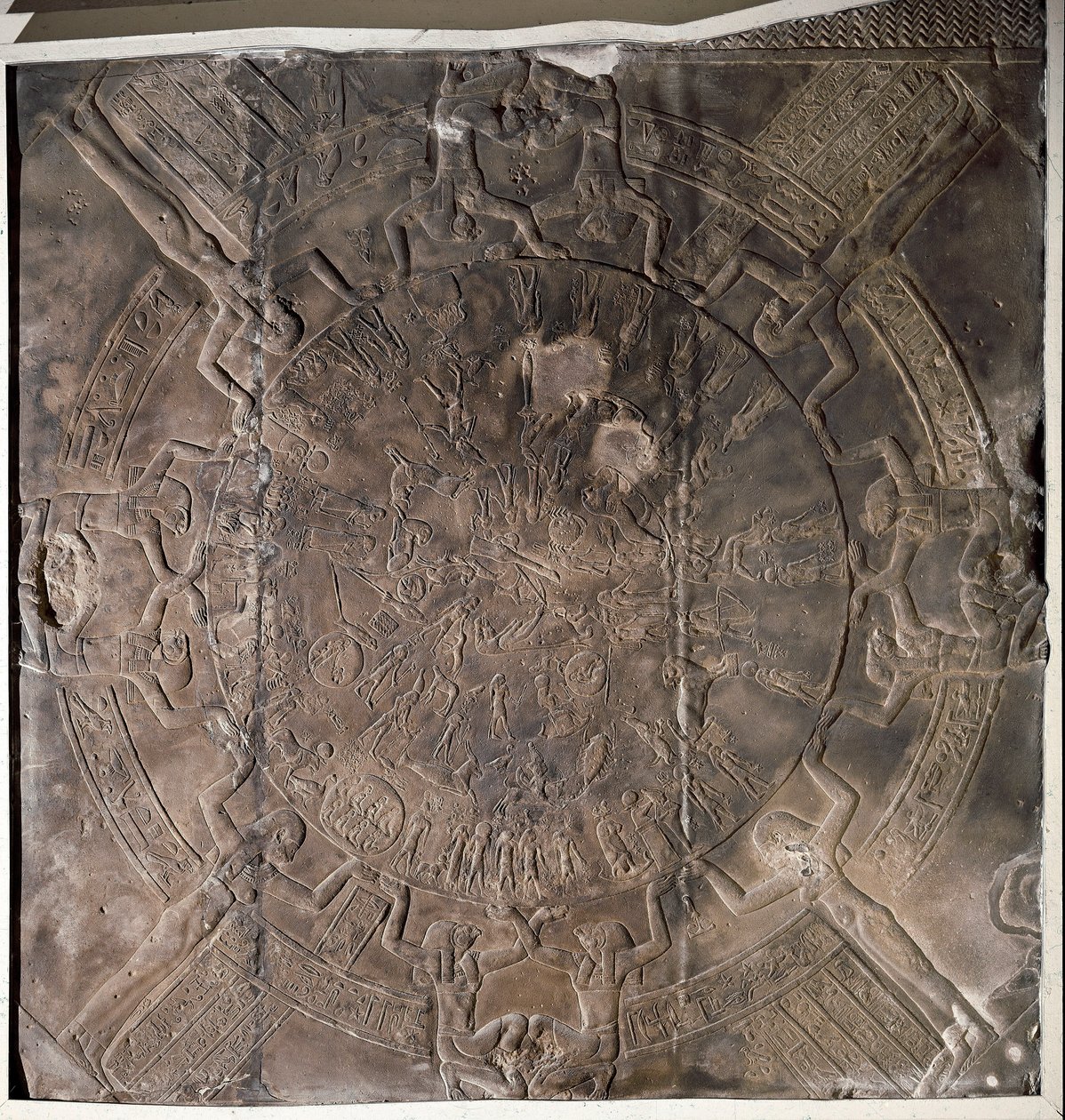 Egyptiläinen antiikki: "" Zodiac"" Matala kohokuvio Osiriksen itäkappelin katosta Hathorin temppelissä Denderahissa. Ptolemaioksen aika (332-30 eKr.) Pariisi, Louvre-museo tekijältä School Egyptian