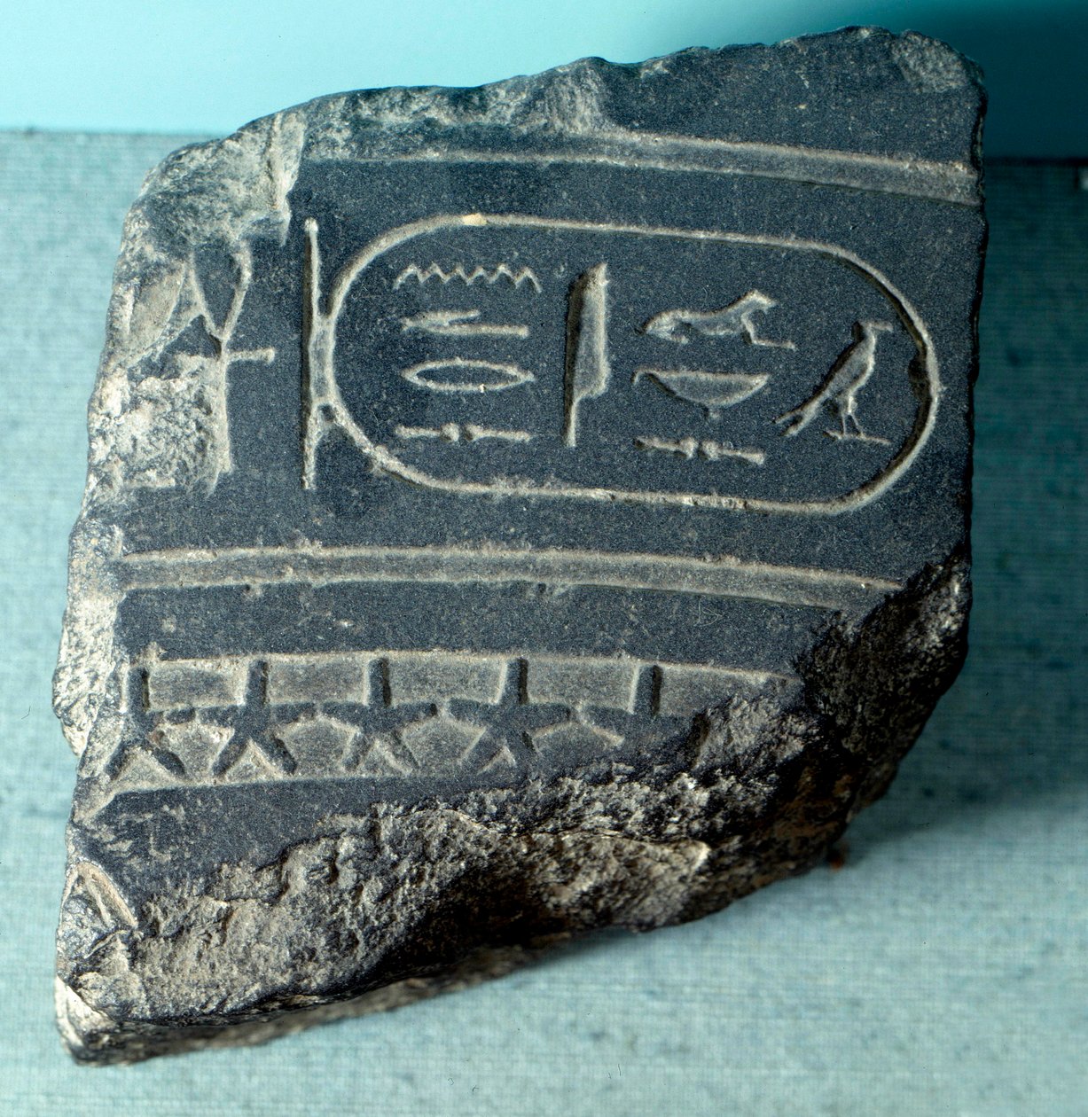 Egyptiläinen antiikki: fragmentti egyptiläisestä klepsydrasta (vesikello, ajanmittaustyökalu), jossa on patruuna. Ptolemaioksen aikakausi. Pariisi, Louvre-museo tekijältä School Egyptian