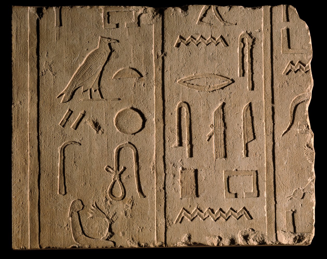 Egyptin antiikin: hautajaiskirjoitus, jossa mainitaan nainen nimeltä Takhout. 8. vuosisadalla eaa. Pariisi, Louvre-museo tekijältä School Egyptian
