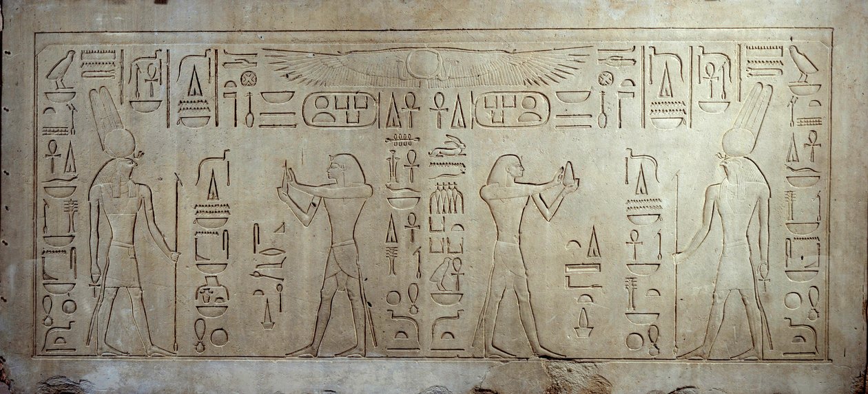 Egyptiläinen antiikki: kalkkikivistele, joka kuvaa kuningas Sesostris III:ta (1862-1843 eKr.) (vas.) nuorena miehenä, oikealla ikäinen mies tarjoaa leipää ja kakkua jumalalle Montille. 1878-1843 eaa. Medamoudista. Pariisi, Louvre-museo tekijältä School Egyptian