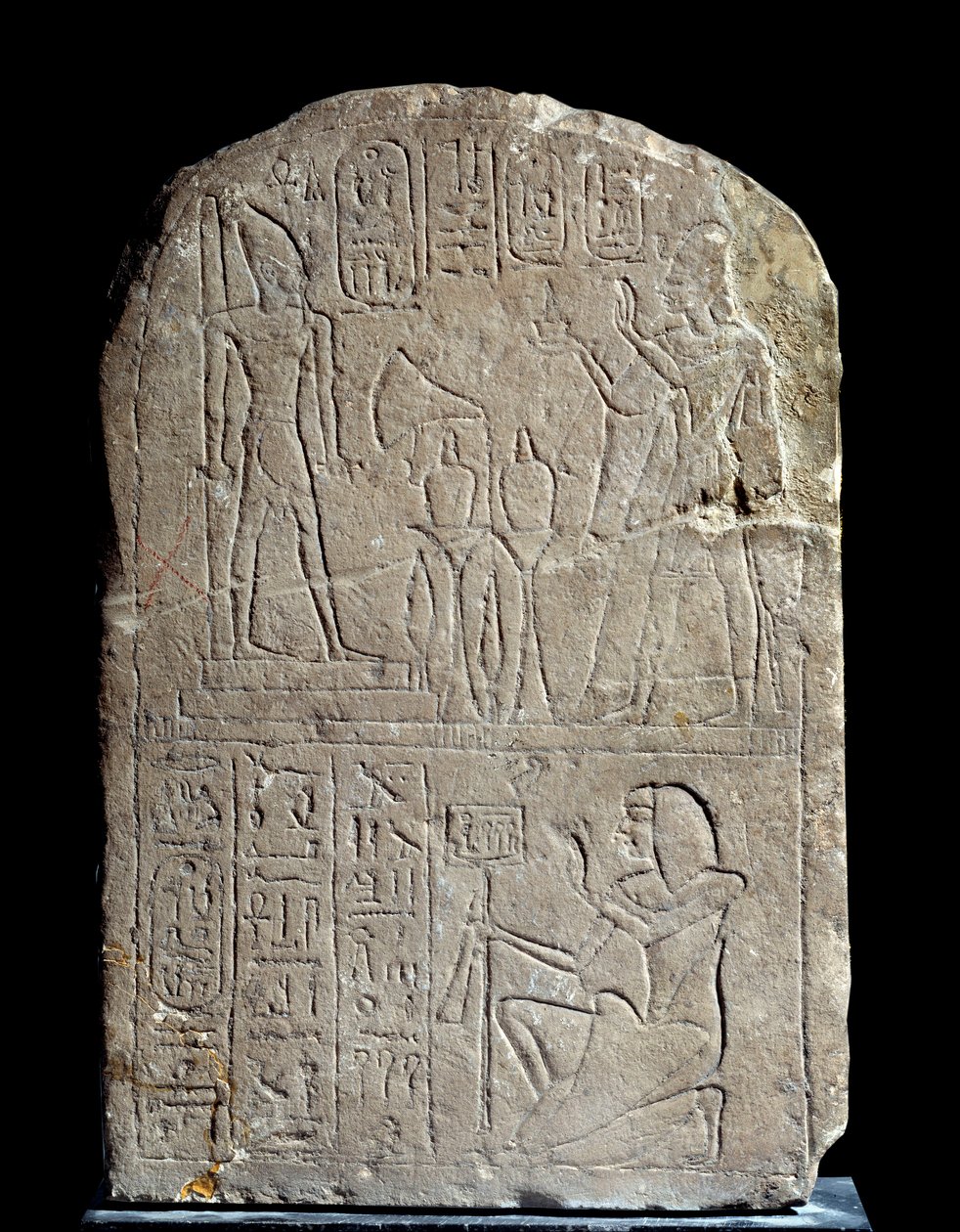 Egyptiläinen antiikki: kalkkikivistele kuningas Anyan kylttioven nimessä. Ripustimessa farao Ramses II tarjoaa suitsukkeita omalle valtavalle jumalalliselle patsalleen. Regne of Ramses II (1279-1213 eKr.). Saqqara serapeumista. Aurinko 0,44x0,3 m Pariisi,  tekijältä School Egyptian