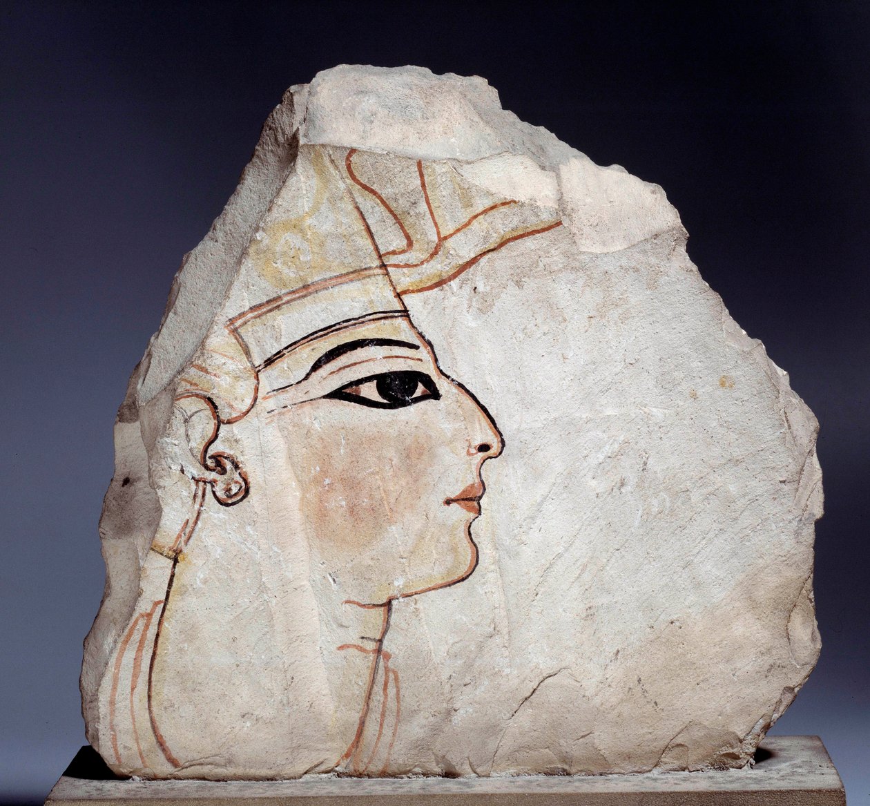 Egyptiläinen antiikki: ostrakon (tai ostracon) (monikko: ostraca tai ostraka), kalkkikiven keramiikkasirpaleet kuninkaallisella profiililla. 19. dynastia (1295-1186 eKr.). Pariisi, Louvre-museo tekijältä School Egyptian