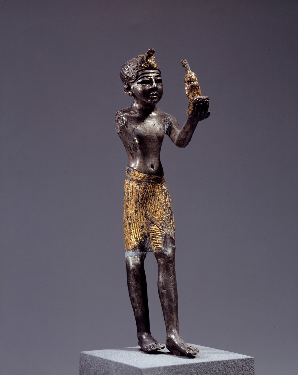 Egyptiläinen antiikki: kuninkaan (Sethi I?) patsas uhraamassa Maat. Hopea- ja kultaveistos. Regne of Sethi (1294-1279 eKr.). Himmeä. 19 cm. Pariisi, Louvre-museo tekijältä School Egyptian
