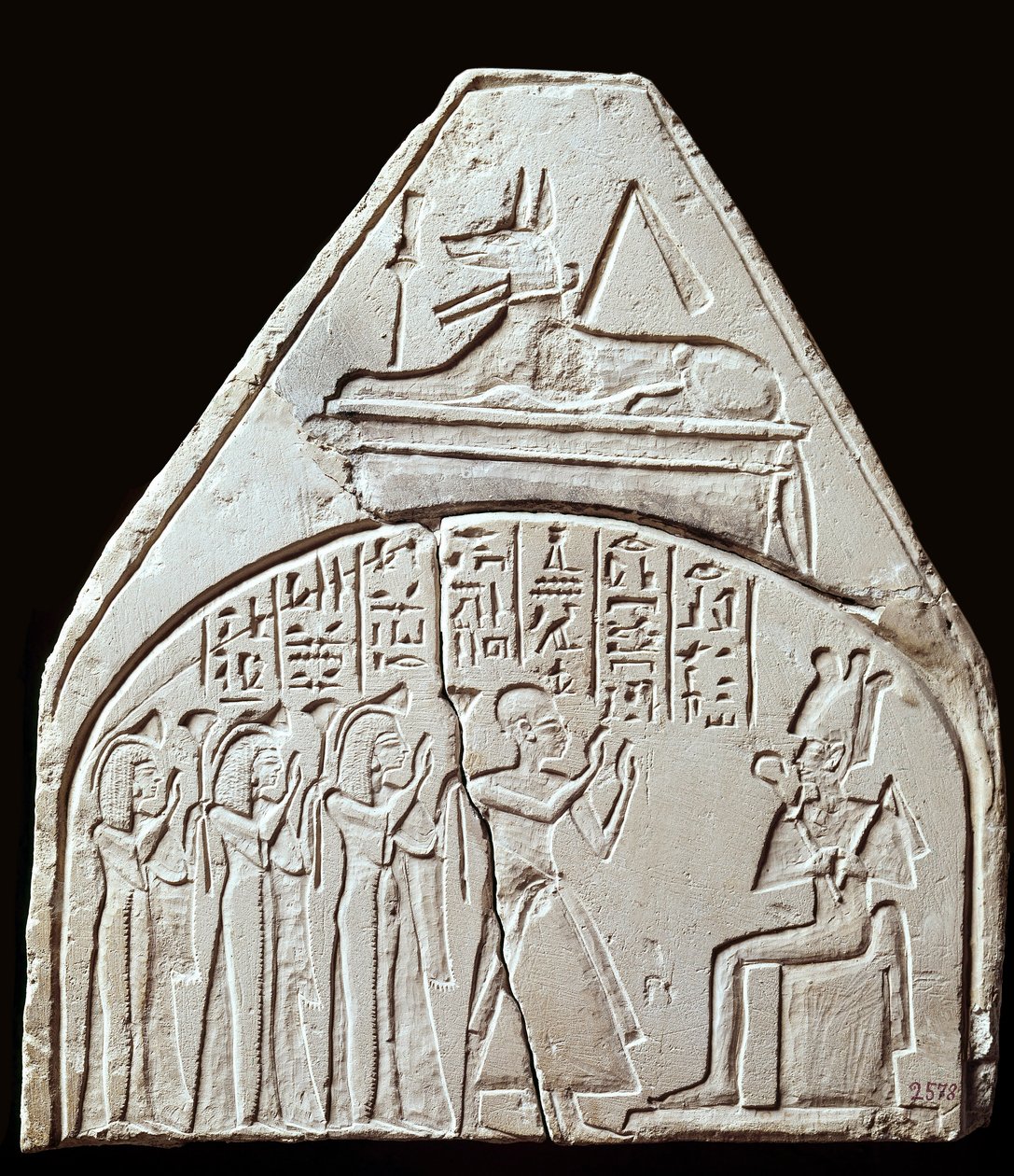 Egyptiläinen antiikki: stelefragmentti, joka edustaa Osiriksen jumalanpalvelusta. Sen yläpuolella edustaa Anubista. Pariisi, Louvre-museo tekijältä School Egyptian