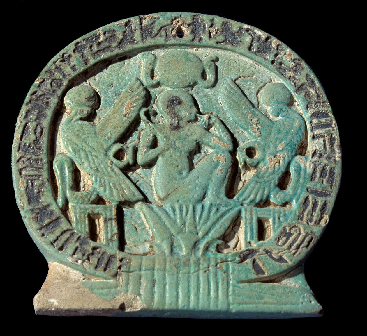 Egyptiläinen antiikki: fajanssitalismani koristaa mytologista kohtausta: "" Maailman syntyessä aurinko ilmestyy lapsena"" Osorkonin esitys (Noin 800 eKr.) 3. väliaika. Pariisi, Louvre-museo tekijältä School Egyptian