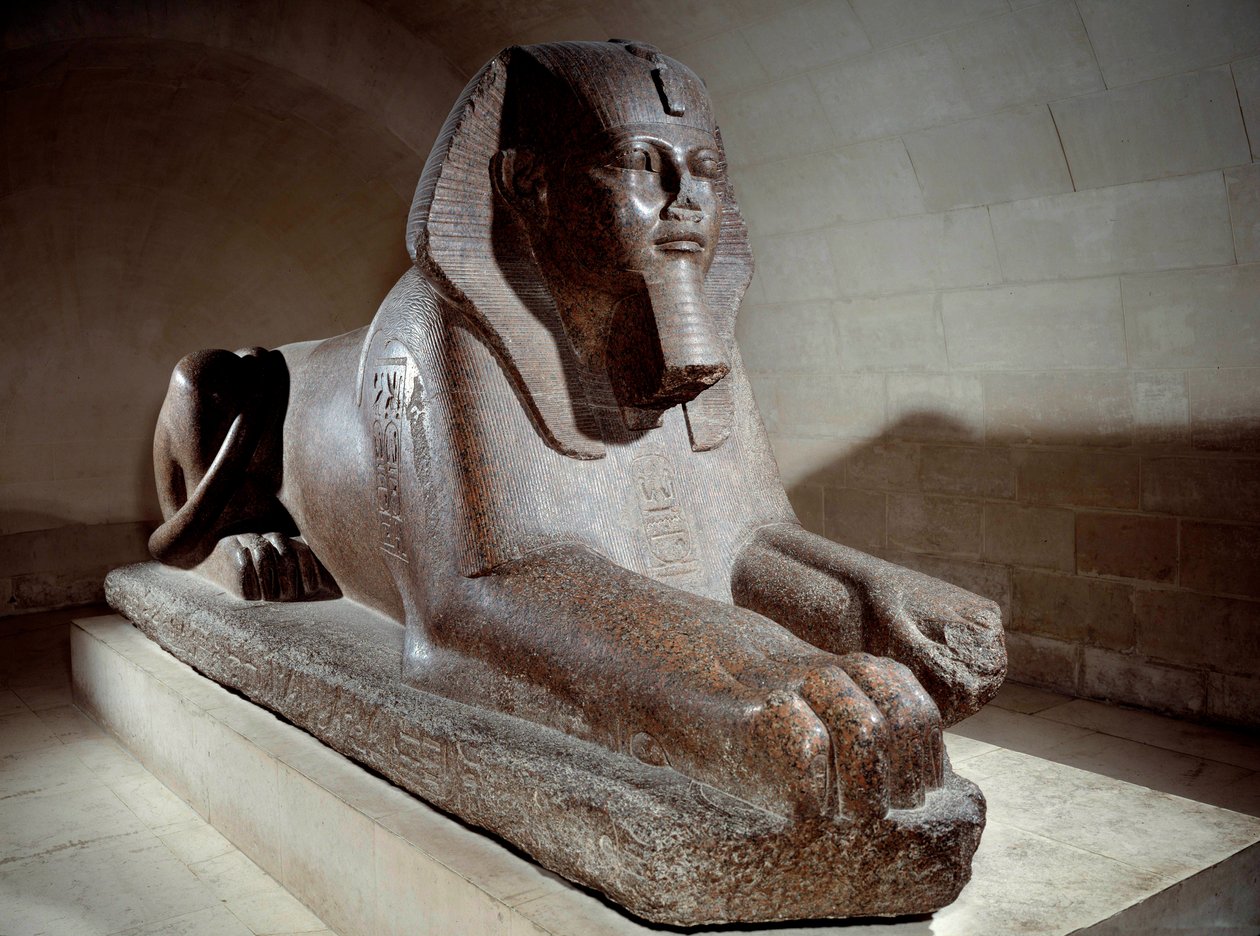 Egyptin antiikki: Suuri sfinksi, jonka Ramses II ja hänen poikansa Merenptah 1. (tai Mineptah, Merneptah) anastivat. Vaaleanpunainen graniittiveistos. Pariisi, Louvren museo tekijältä School Egyptian