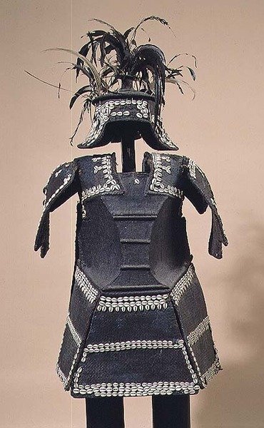 Ata Armor Mindanaosta, Filippiineistä (hartsilla päällystetty rottinki ja kirjailtu cowrie-kuorilla) tekijältä School Filipino