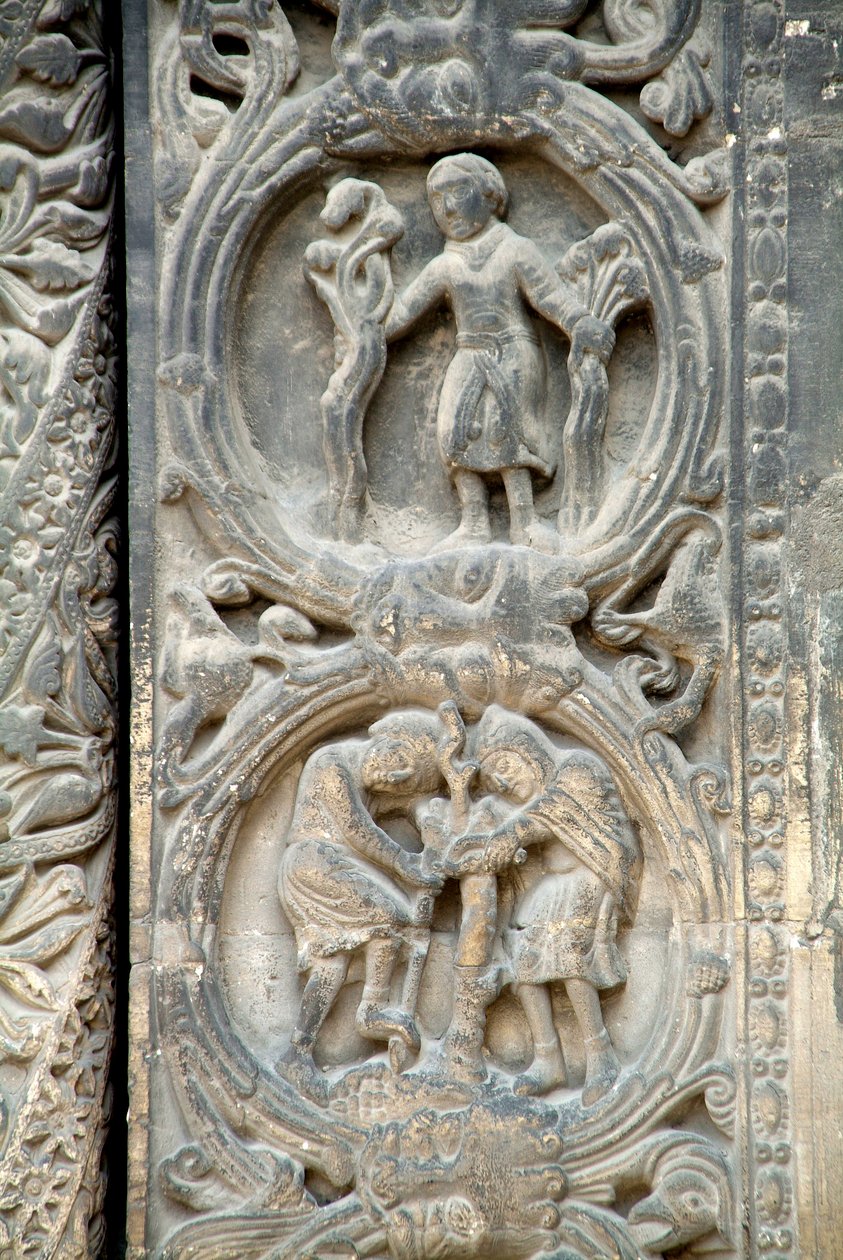 Goottilainen taide: Saint Denisin basilikan läntisen julkisivun oikeanpuoleisen portaalin laituri, joka edustaa kenttien työtä: huhtikuu (ylhäällä) ja maaliskuu (alhaalla). Saint-Denis, Ranska tekijältä School French