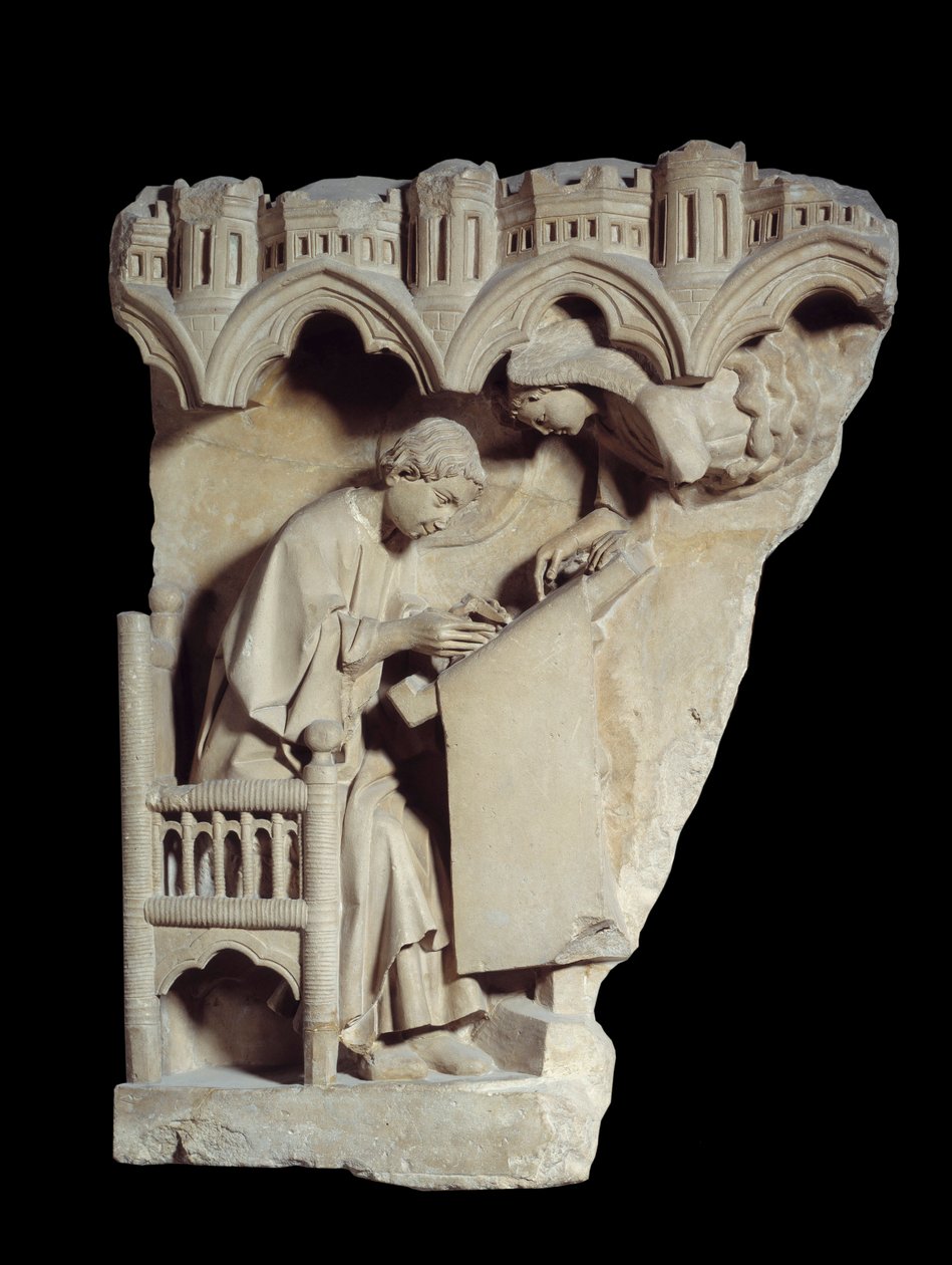 Evankelista Saint Mathieu (Matteus), joka on kirjailija enkelin käskyn alaisuudessa. Kalkkikiven lievitys Chartresin katedraalin jubesta. Pariisi, Louvre-museo tekijältä School French