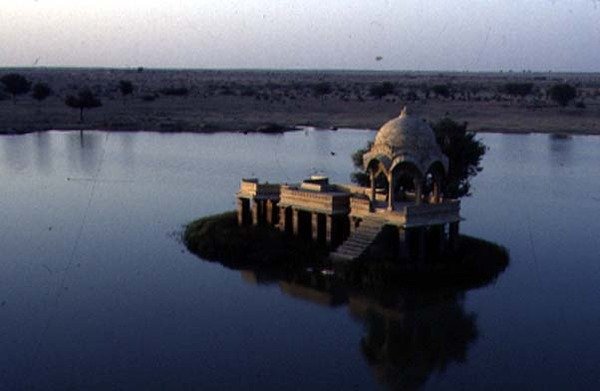 Jag Mandir Pichola-järvellä (kuva) tekijältä School Indian