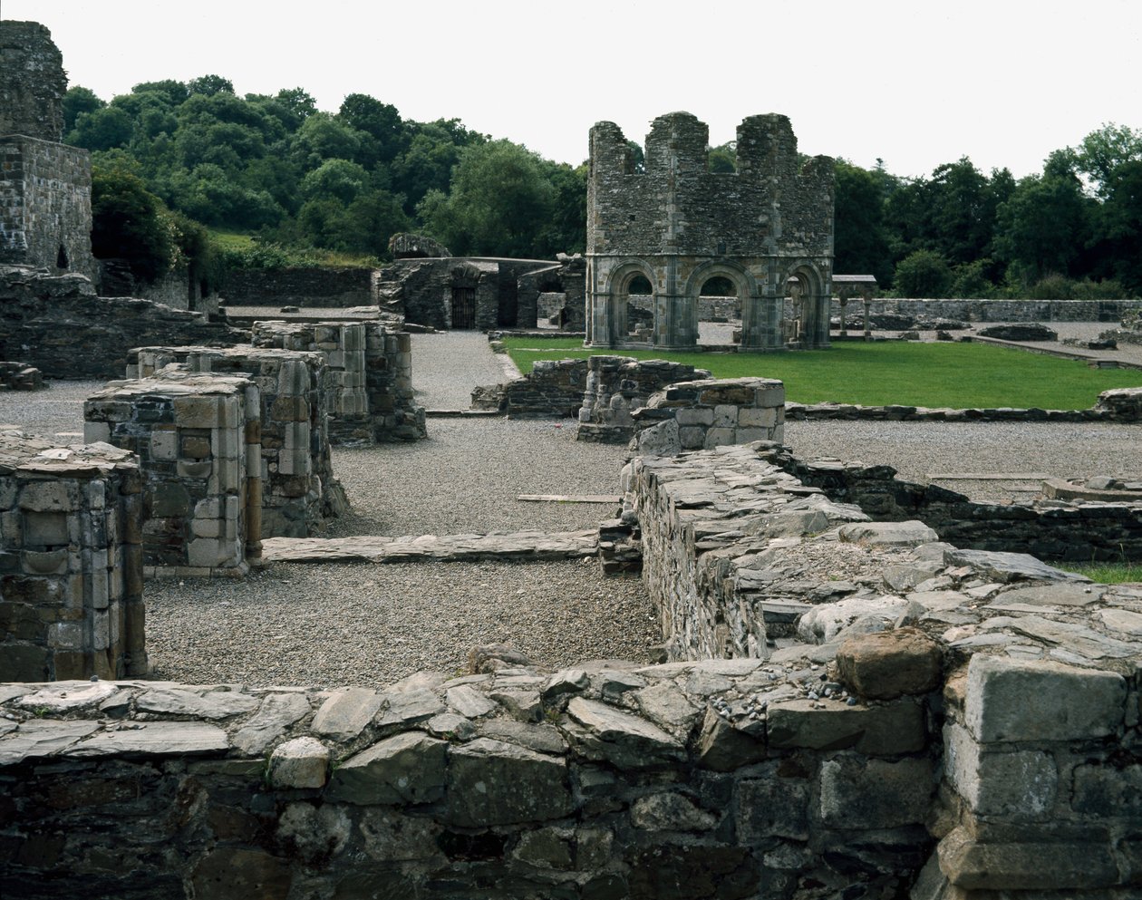 Mellifont Abbey sijaitsee lähellä Droghedaa tekijältä School Irish